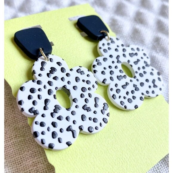 New Black White Dalmatian Dot Daisy Flower Retro 80s Style Matte Finish Earrings - Picture 3 of 5